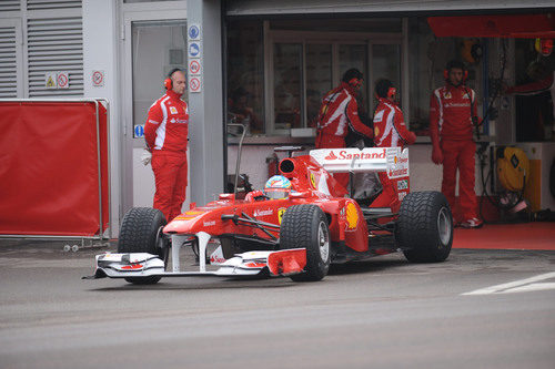 El F150 abandona el box con gomas de lluvia extrema