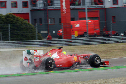 Mucha agua sobre el asfalto de Fiorano