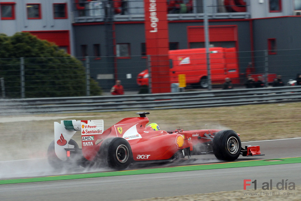 Mucha agua sobre el asfalto de Fiorano