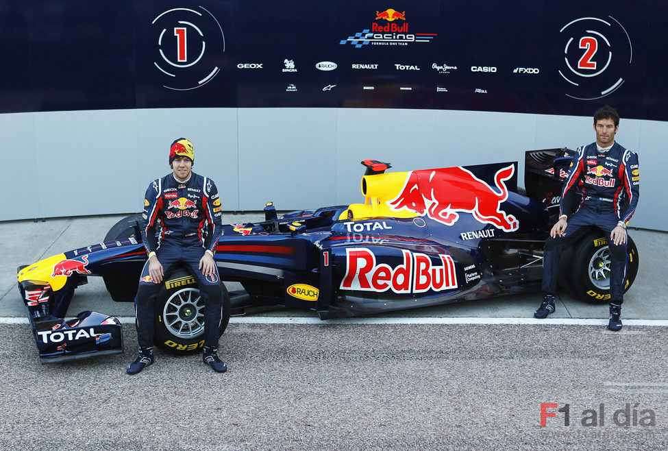 Vettel y Webber sentados en las gomas de su monoplaza