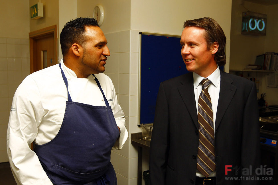 Michael Caines junto a Sam Michael