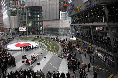 McLaren montó su monoplaza en una plaza de Berlín