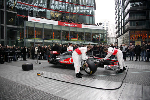 Los mecánicos colocan las ruedas al MP4-26