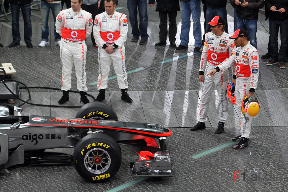 Hamilton y Button admiran al MP4-26 ya montado