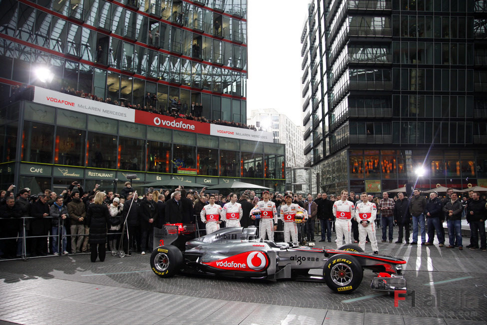 El MP4-26, Hamilton, Button y sus 4 mecánicos