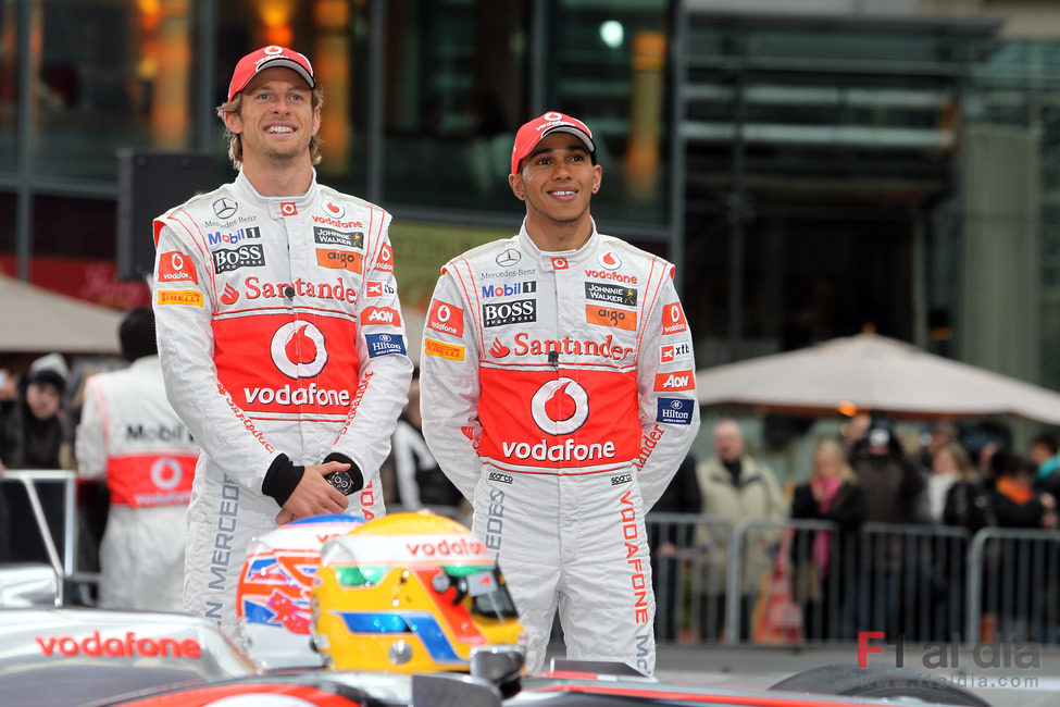 Jenson Button y Lewis Hamilton junto al MP4-26