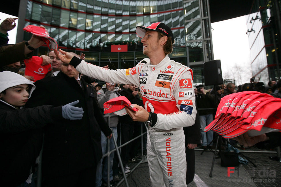 Jenson Button reparte gorras a los aficionados