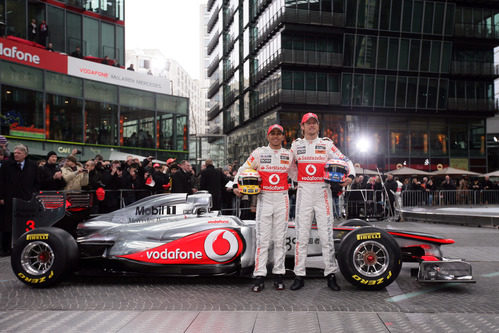 Button, Hamilton y su MP4-26