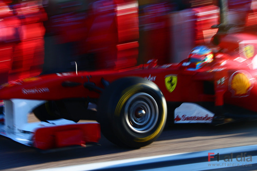 Alonso entra en boxes