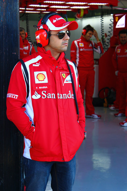 Felipe Massa contempla como Fernando rueda con el Ferrari