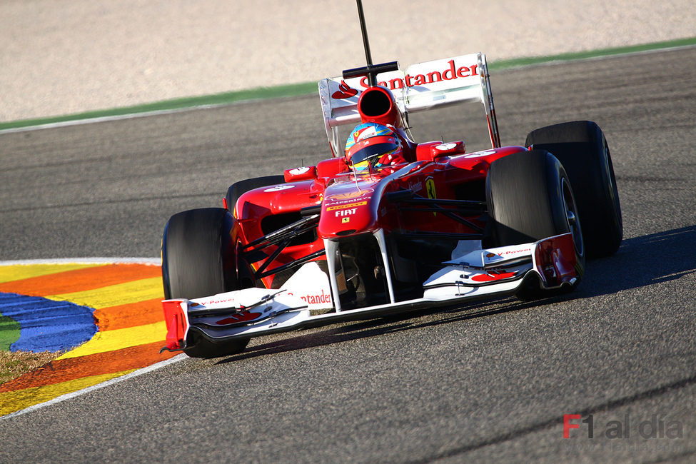 Alonso rueda con el 150º Italia en Cheste