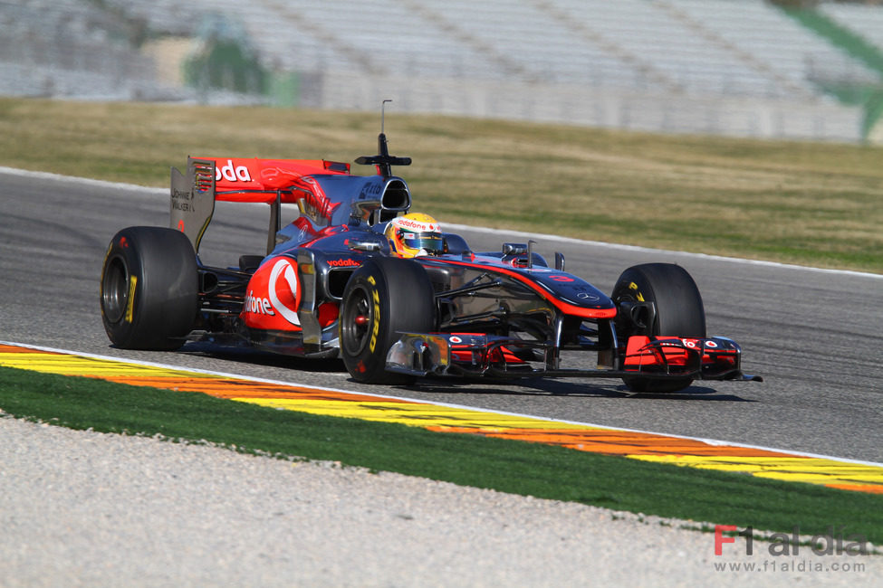 Lewis Hamilton en Valencia con el MP4-25