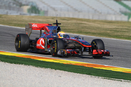 Lewis Hamilton en Valencia con el MP4-25