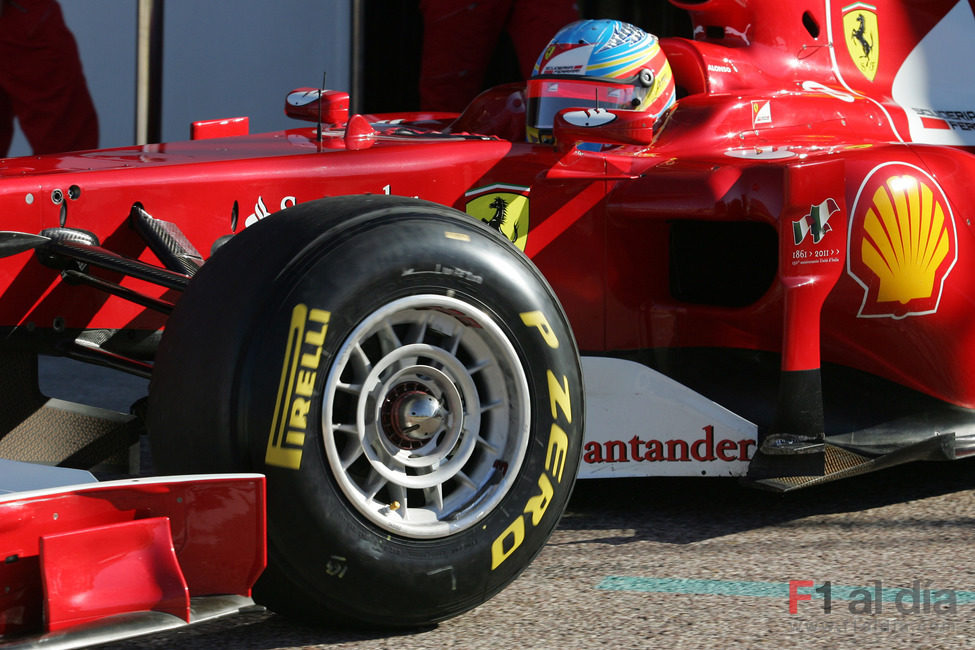 Fernando Alonso sale de su box en Valencia