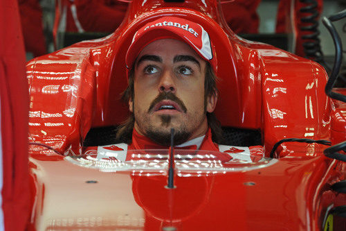 Alonso y su bigote, metidos en el 150º Italia