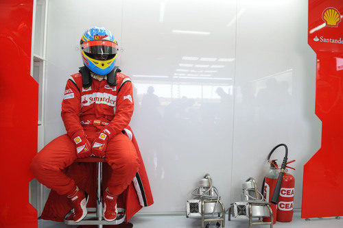 Alonso sentado dentro de su box en Valencia