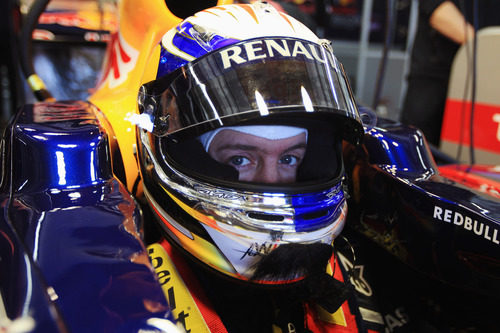 Sebastian Vettel sentado en el RB7