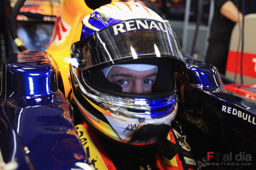 Sebastian Vettel sentado en el RB7