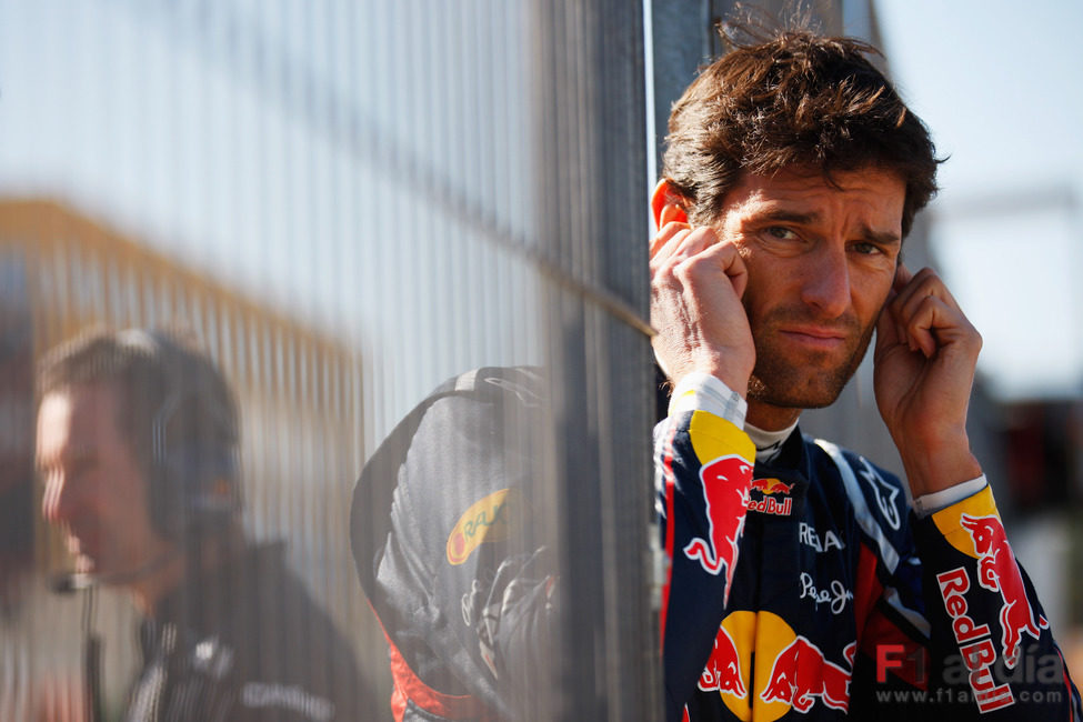 Mark Webber se protege del sonido de los monoplazas