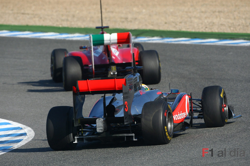 Lewis Hamilton persigue a un Ferrari en Jerez