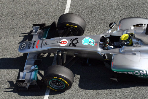 Nico Rosberg ensaya salidas con el W02