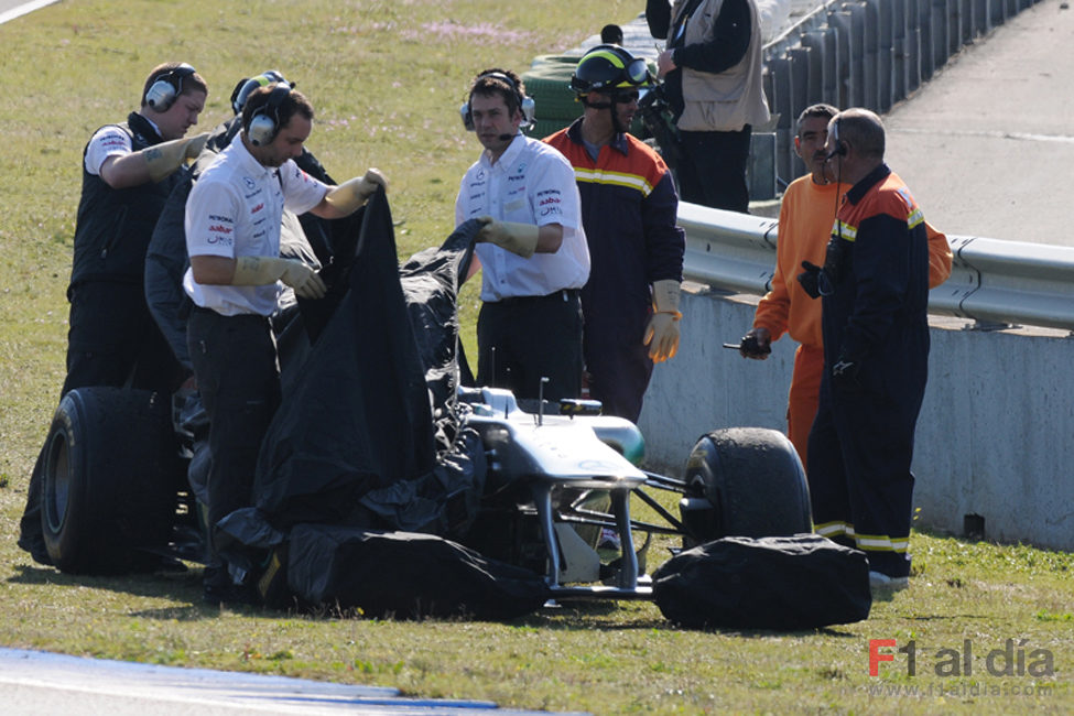 Los mecánicos del equipo tapan el Mercedes