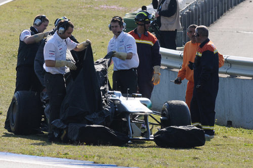 Los mecánicos del equipo tapan el Mercedes