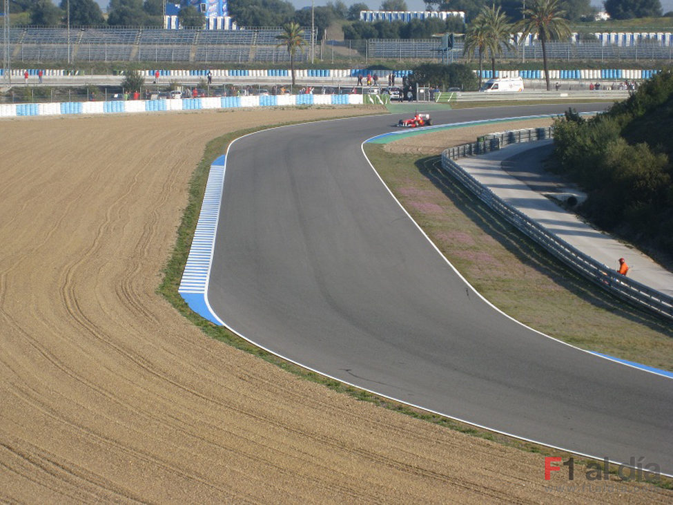 Alonso frente a la pista vacía de Jerez