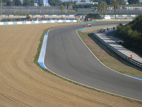 Alonso frente a la pista vacía de Jerez