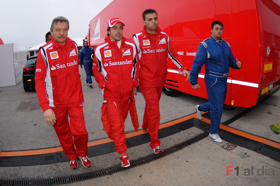 Fernando Alonso en el 'paddock' de Jerez