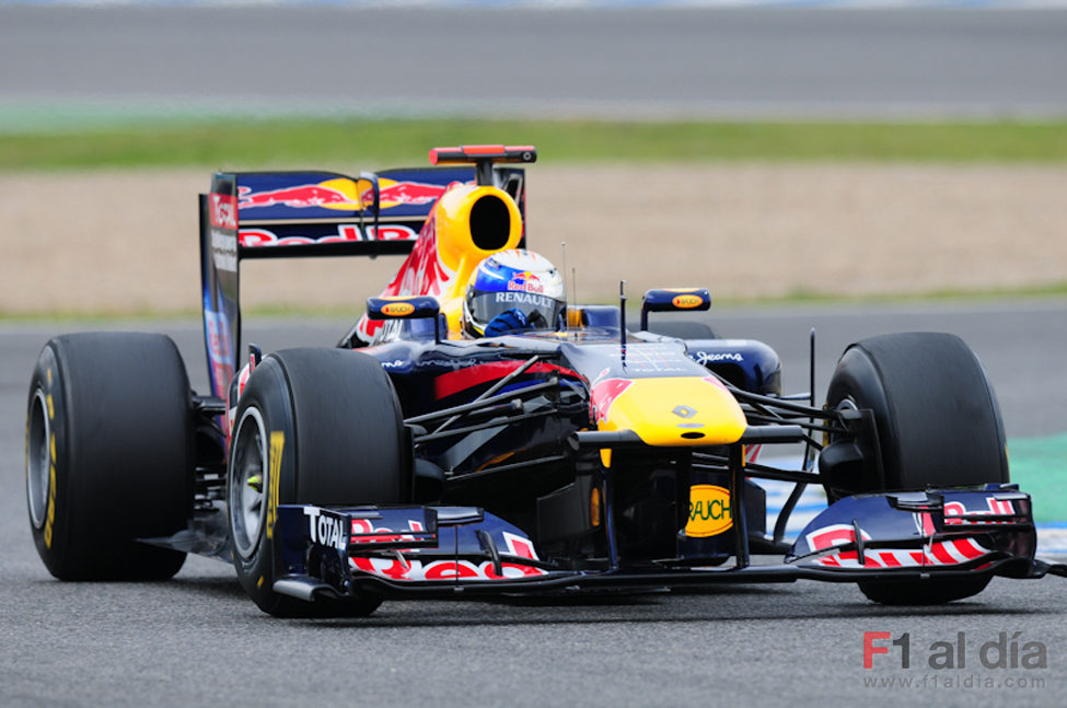 Sebastian Vettel se pone a los mandos del RB7 en Jerez