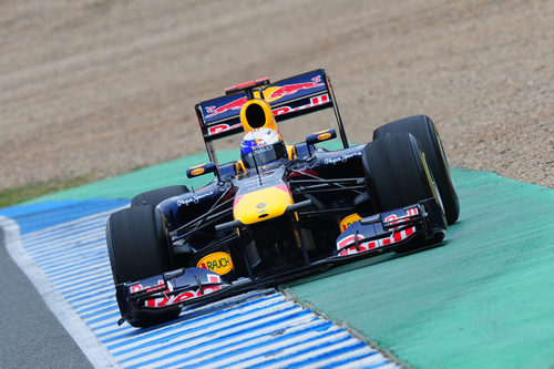 Vettel se pasa un poco en la curva