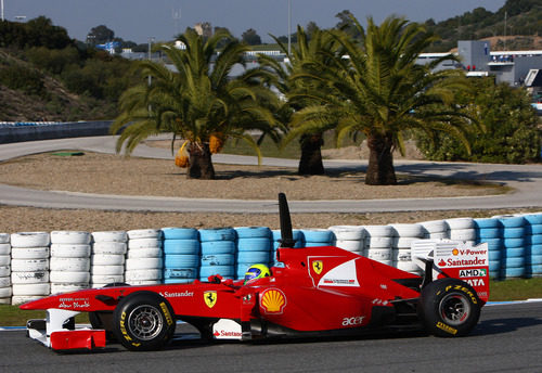 Felipe Massa pasa por delante de las palmeras de Jerez