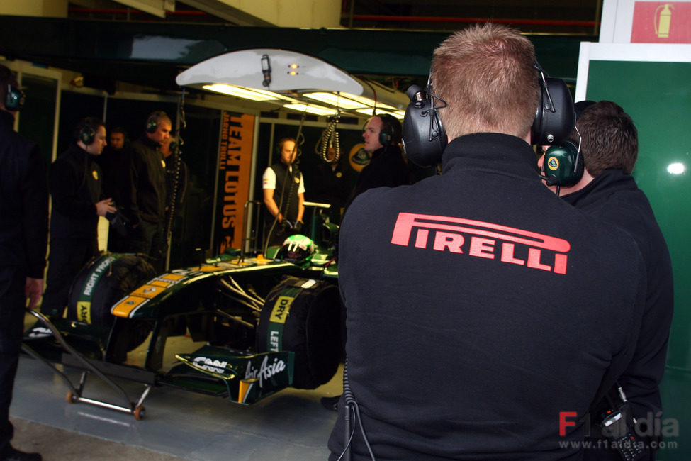 Pirelli vigilando el box del Team Lotus