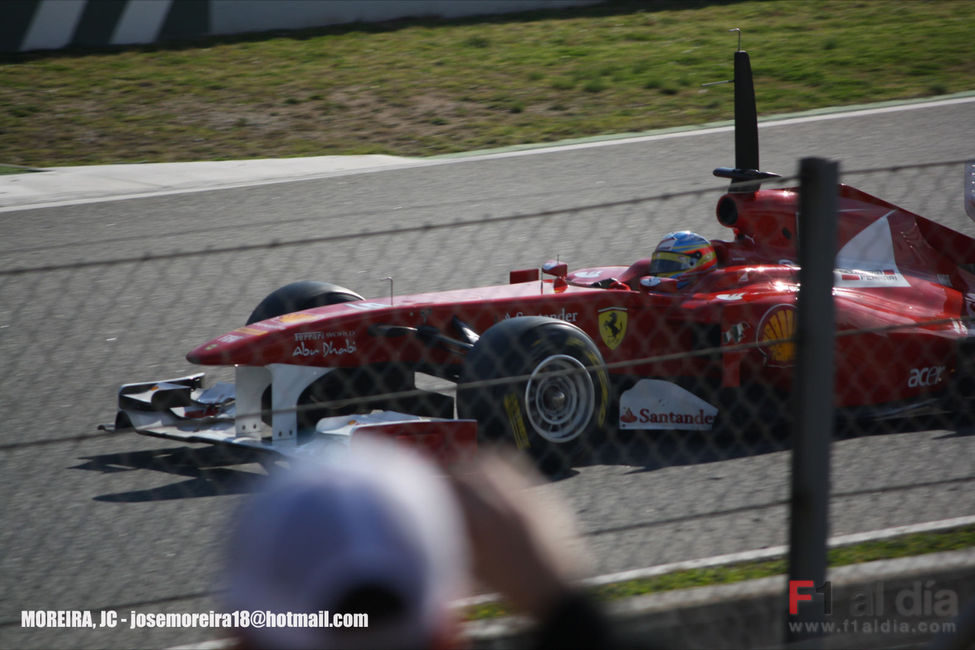 Fernando Alonso para ante la afición de Montmeló