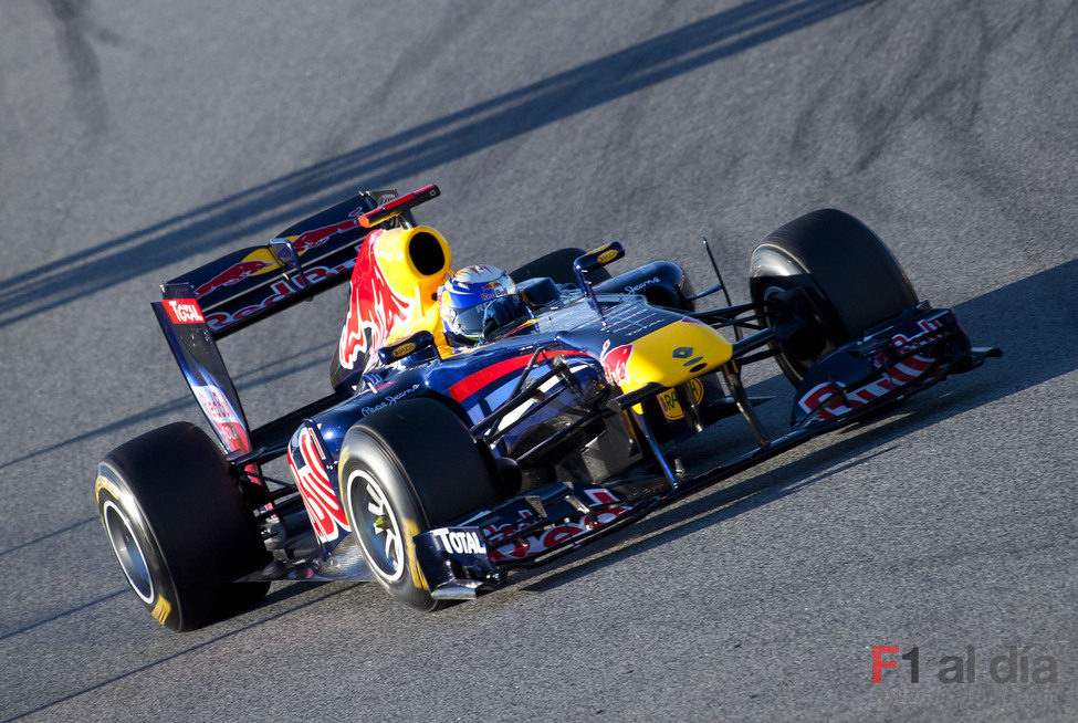 Sebastian Vettel con el RB7 en Montmeló