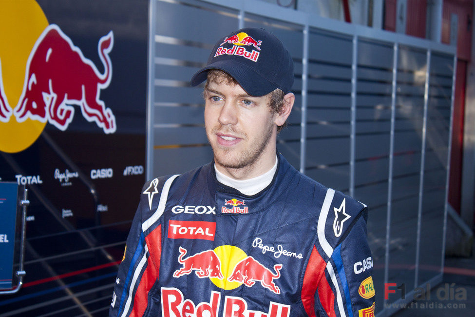 Sebastian Vettel en el 'paddock' del Circuit de Catalunya