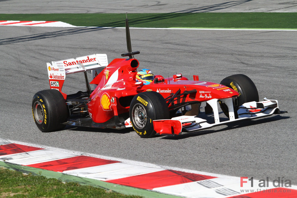 Alonso rueda en Barcelona con su Ferrari