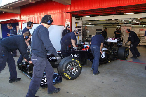 Barrichello y su FW33 vuelven a boxes