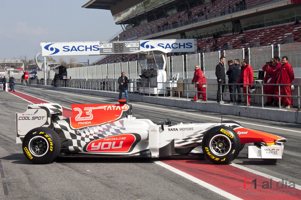 El Hispania F111 en el 'pit-lane' de Montmeló