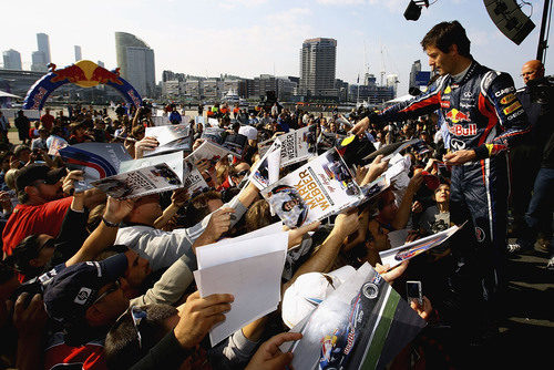 Webber firma decenas de autógrafos