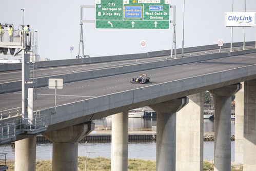 Webber y su RB5 sobre la autopista elevada