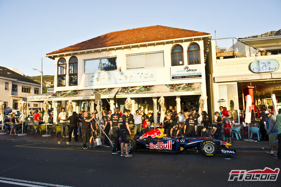 Los mecánicos de Red Bull colocan el RB5 en la calle