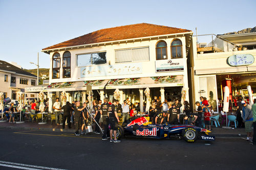 Los mecánicos de Red Bull colocan el RB5 en la calle