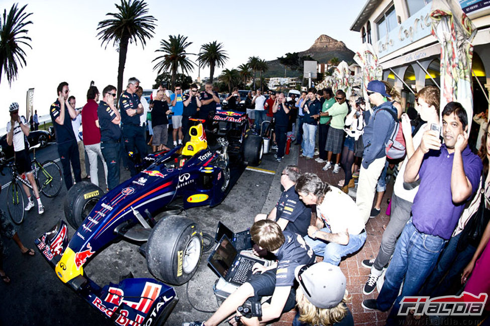 Gran interés de la gente por ver el RB5 de exhibición