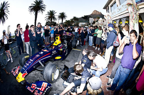 Gran interés de la gente por ver el RB5 de exhibición