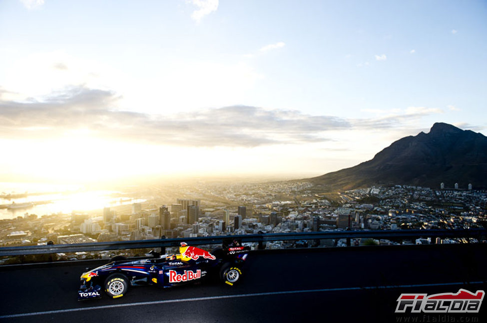 El RB5 con Ciudad del Cabo de fondo