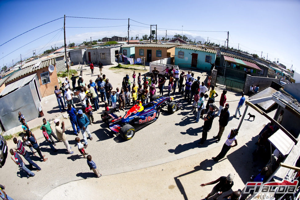 El Red Bull RB5 rodeado de niños