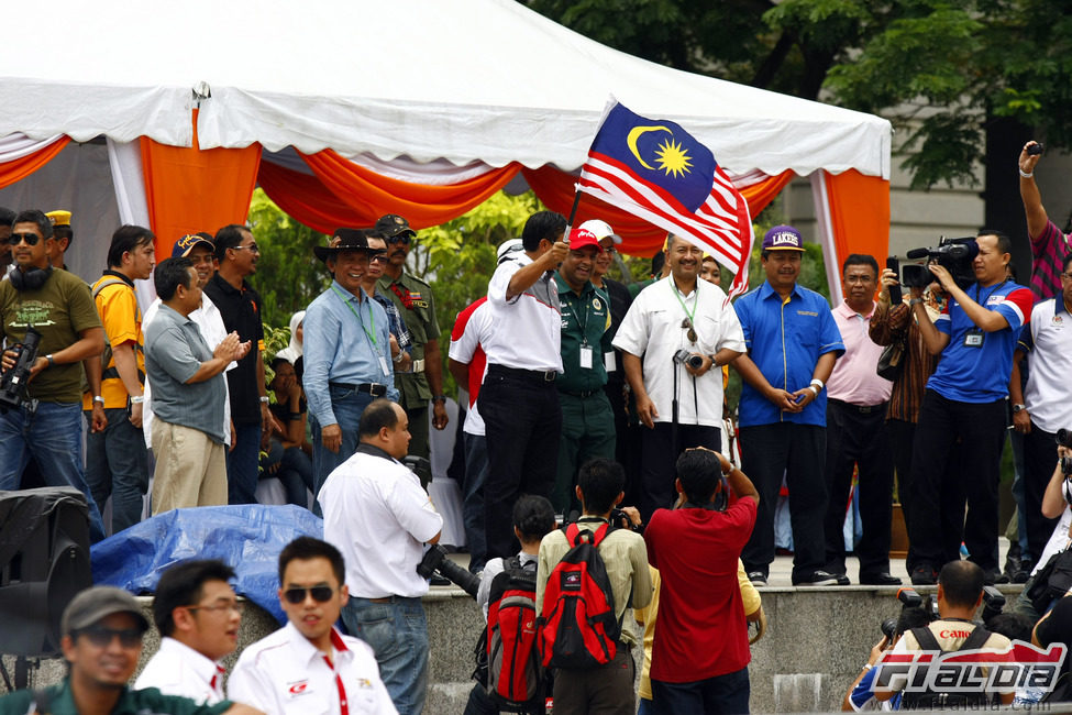 El Ministro de Deportes agita la bandera de Malasia