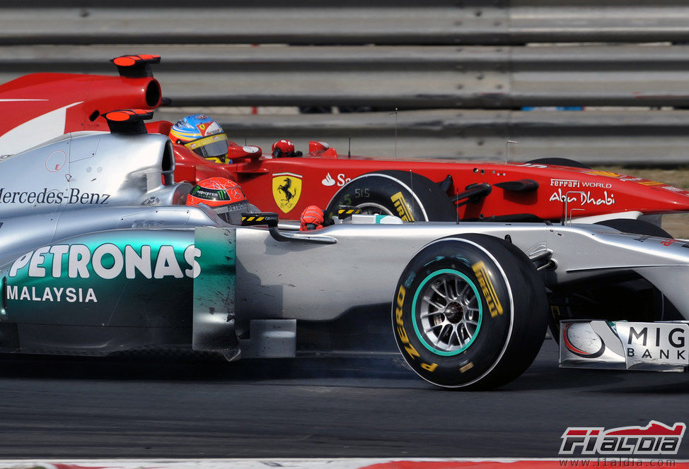 Schumacher y Alonso en paralelo durante el GP de China 2011